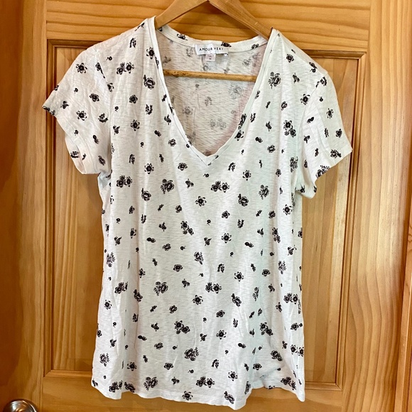 Amour Vert Tops - Amour Vert White w Black Flowers Shirt Short Sleeve Size M